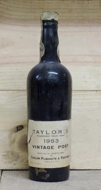 null 1 Bouteille PORTO TAYLOR'S 1963 Étiquette tachée. Label damaged