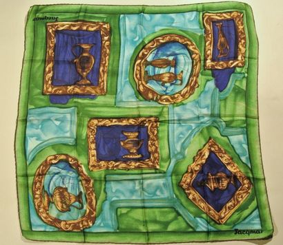 JACQMAR Foulard en soie vert et bleu à décor de tableaux et d'objets anciens - Dimensions:...