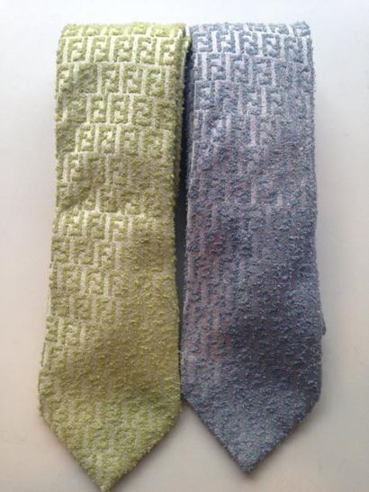 FENDI Lot de 2 cravates en soie sabrée siglées (une verte, une bleue)