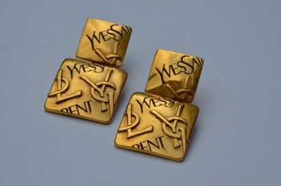 Yves Saint LAURENT Paire de clips d'oreilles en pendant, métal doré, deux carrés...