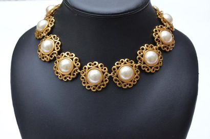 Yves Saint LAURENT Collier en métal doré à motifs circulaires dentelés ornés de perles...