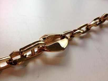 Yves Saint LAURENT Sautoir en maillons de métal doré entrelacés, un maillon plus...