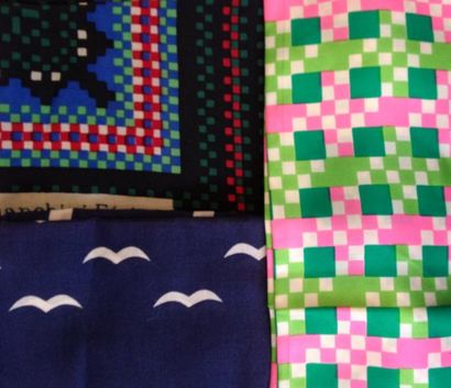 GIVENCHY, UNGARO, BIANCHIINI-FERIER Lot de trois foulards, un en coton bleu et blanc,...