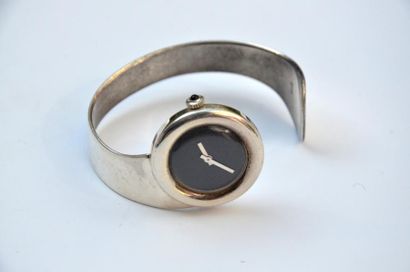 null Montre bracelet moderniste rigide en argent, cadran noir, mouvement mécanique...