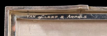 VAN CLEEF & ARPELS N° 80778 Poudrier en argent guilloché - Dimensions: 6,5x9cm -...
