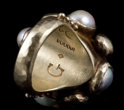 GOUDJI (né en 1941) Importante bague en argent doré ornée d'un cabochon de corail...