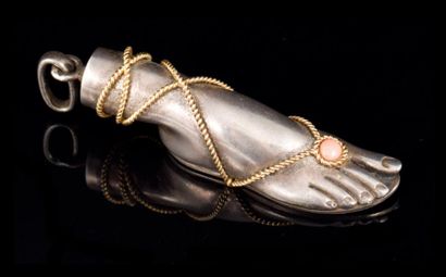 FRED Paris Pendentif "Pied" dans une sandale en argent, or et corail - Circa 1970...