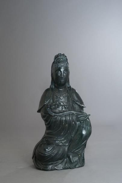 CHINE Important sujet en jade néphrite représentant la déesse Guanyin assise sur...