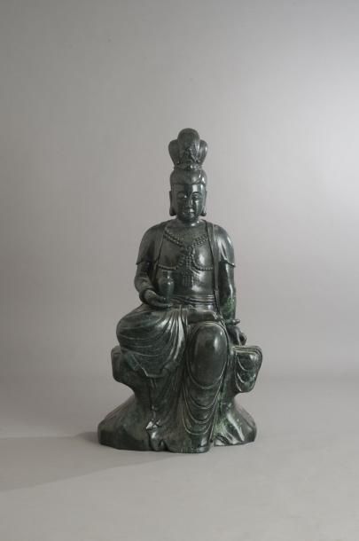 CHINE Importante sculpture en serpentine représentant la déesse Guanyin assise sur...