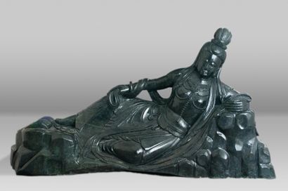 CHINE Importante sculpture en serpentine représentant la déesse Guanyin allongée,...