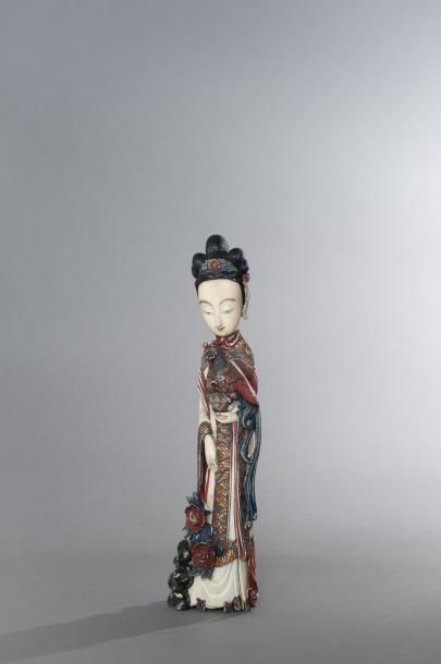 CHINE (NON VENUE) Statuette en ivoire polychrome figurant une femme tenant un phénix,...