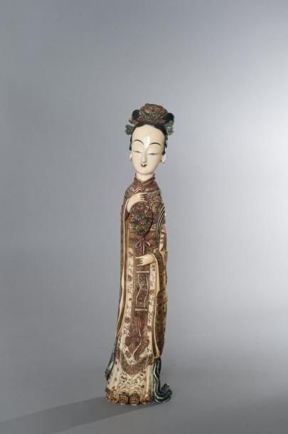 CHINE (NON VENU) Sujet en ivoire polychrome représentant une femme tenant un bouquet...