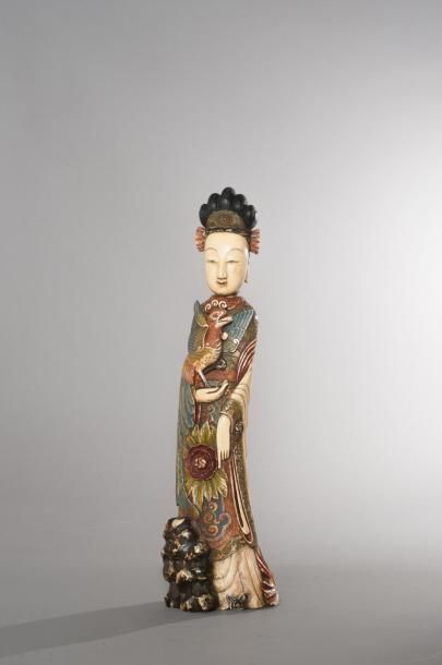 CHINE Sujet en ivoire polychrome représentant une femme de qualité tenant un coq...