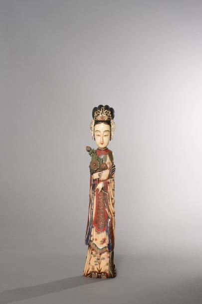 CHINE Sujet en ivoire polychrome représentant une femme de qualité tenant une gerbe...