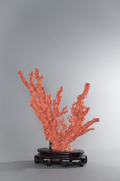 CHINE Important sujet en corail rouge àmultiples digitations représentant sept déesses...