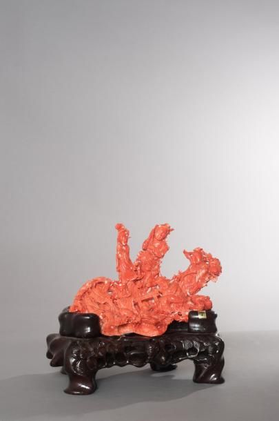 CHINE Groupe en corail sculpté représentant les huit immortels autour d'une table...