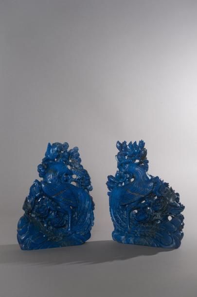 CHINE Paire de sujets en lapis lazuli figurant des phénix entourés de pivoines, oiseaux...