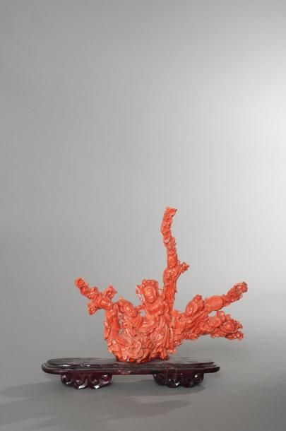 CHINE Sujet en corail rouge figurant six divinités avec leurs attributs. Début du...