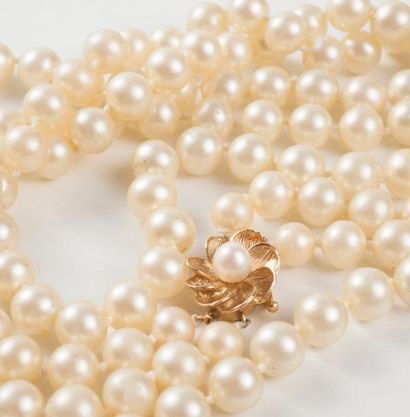 null Collier retenant deux rangs de perles de culture, fermoir en or 585 millièmes...