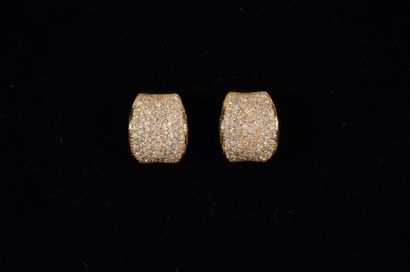 null Paire de larges créoles en or rose 750 millièmes entièrement pavées de diamants...