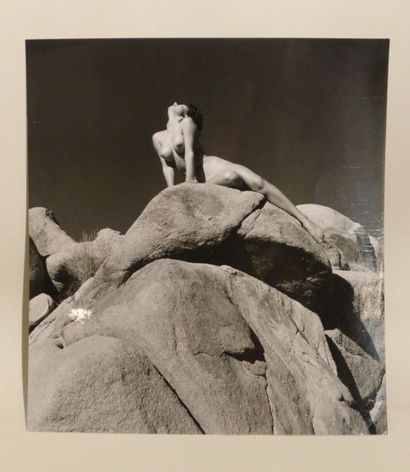 null André de DIENES (1913-1985), Nu sur un rocher. 

Tirage original vintage, circa...