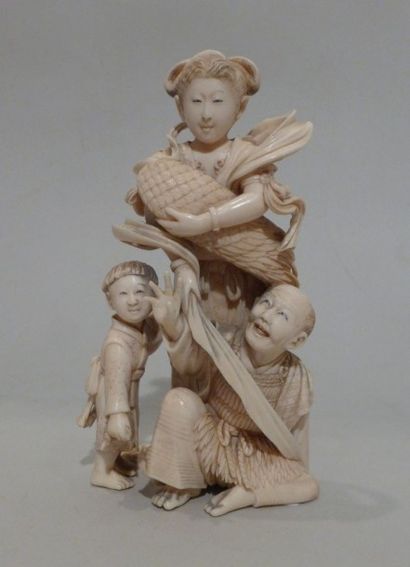 null Groupe en ivoire sculpté couple et enfant tenant un panier ( petit accident...