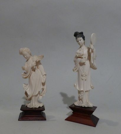null Deux petites Quanyin en ivoire sculpté sur socle bois Chine début XX° hauteur...