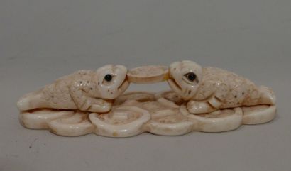 null Deux crapauds tenant un disque ivoire sculpté Chine début XX° longueur 10 c...