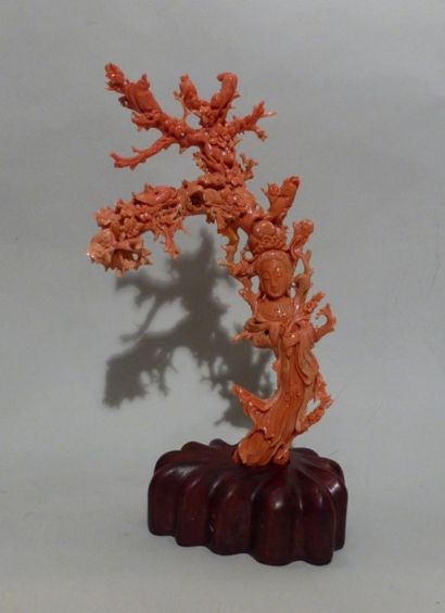null Sujet en corail sculpté représentant une quanyin supportant des branchages fleuris...
