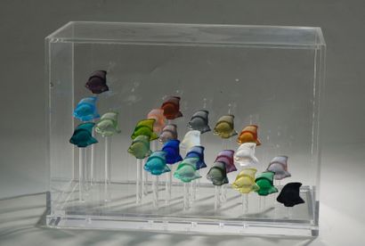 null LALIQUE. Aquarium composé de 24 poissons en cristal de couleur et plexiglas....