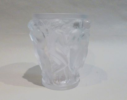 null LALIQUE FRANCE. Vase bacchantes en cristal moulé pressé ( petit éclat à un nez...