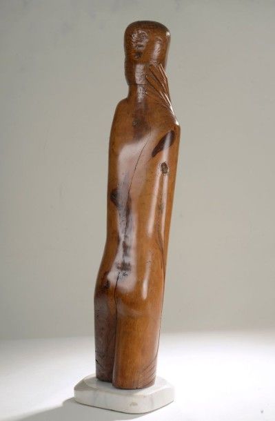 null TRAVAIL HONGROIS Circa 1930 
Femme nue en pied sculpture en noyer massif .Taille...