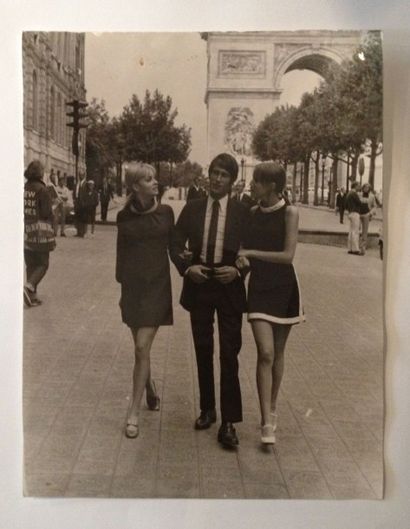 null Patrick BERTRAND (né en 1939 - )

Dutronc sur les Champs Elysées. 

Tirage argentique...