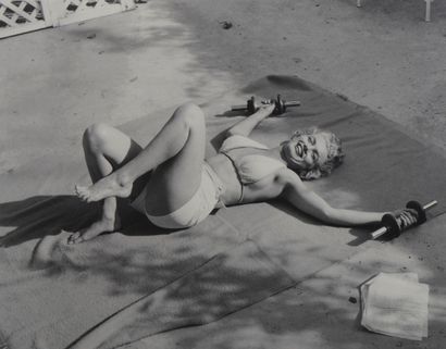 null André de DIENES (1913-1985), Marilyn aux altères, tirage photographique d'édition...