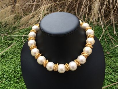 null ANNE KLEIN Collier composé de grosses perles nacrées et motifs noeud en métal...