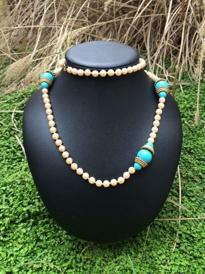 null Sautoir en perles nacrées et perles couleur turquoise alternées de motifs en...