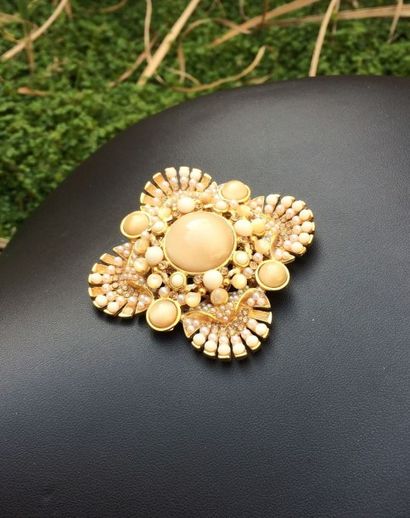 null BARRERA Broche Fleur en métal doré et perles de verre ivoire - hauteur : 7 ...