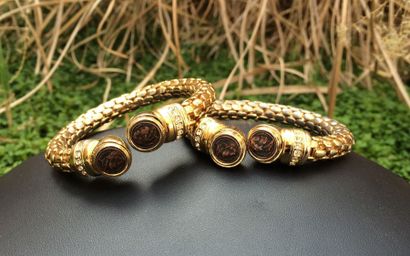 null Deux bracelets en métal doré centrés de copies romaines d'inspiration antique...