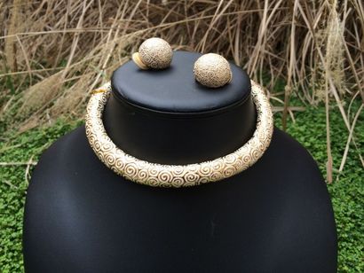 null Demi-parure en métal doré émaillé ivoire composée d'un collier torque et d'une...