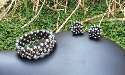 null Demi-parure composée d'un bracelet serpent en perles nacrées grises et strass,...