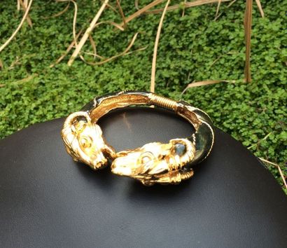null Bracelet semi-rigide en métal doré et émail verre, les deux extrémités figurant...