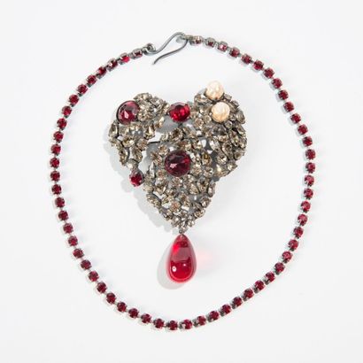 Yves Saint LAURENT YVES SAINT LAURENT Importante broche -pendentif Coeur et sa chaine...
