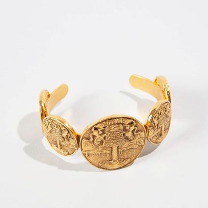 CHANEL CHANEL Bracelet en métal doré composé de cinq médailles siglées