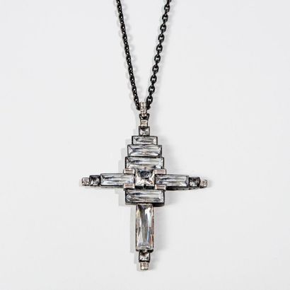 GAULTIER JEAN PAUL GAULTIER Chaine en métal noirci et son pendentif Croix orné de...