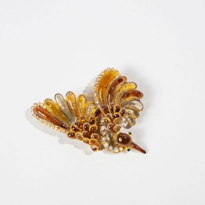 null Broche en métal doré, strass, pâte de verre jaune et cognac figurant un oiseau...