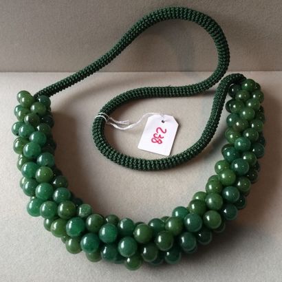 null Collier en fils de soie verte centré d'une torsade de boules de jadeîte longueur...