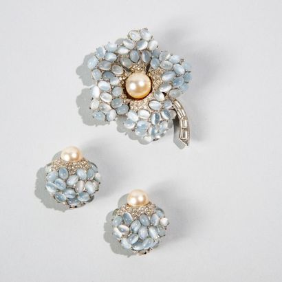 BOUCHER BOUCHER Demi -parure composée d'une broche Fleur en métal argenté, perles...