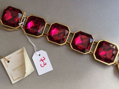 Nina RICCI Bracelet composé de six cristaux taillés couleur fushia - Longueur : 19...