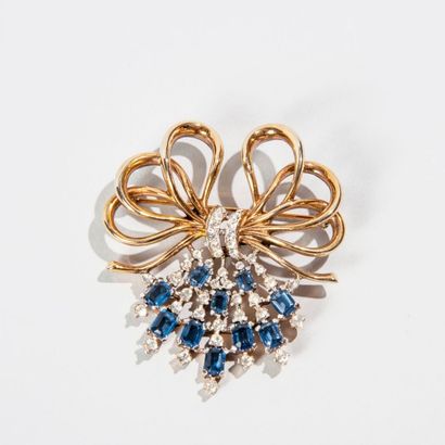 TRIFARI TRIFARI Broche Noeud en métal doré, strass et cristaux couleur saphir - Circa...