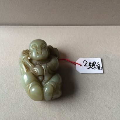 null Enfant He offrant des présents.

Jade néphrite.

L : 6,5 cm. Epoque Qing (1...